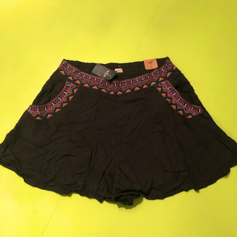 NWT! HOLLISTER EMBROIDERED SHORTS